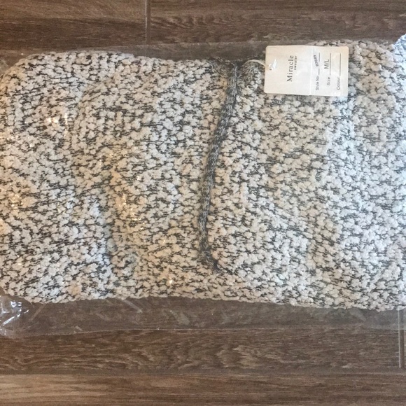 LAST ONE✨Super soft and cozy hoodie top - Picture 4 of 4